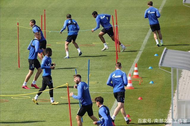 陈国豪尝试双手扣篮被赖俊豪送上大帽